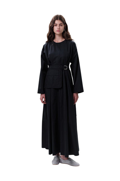GRÜNES KLEID MIT TASCHEN UND GÜRTELDETAILS.