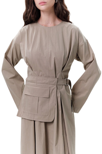 GRÜNES KLEID MIT TASCHEN UND GÜRTELDETAILS.