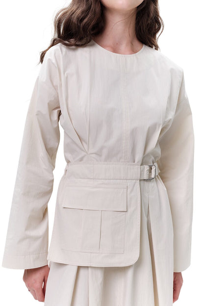 GRÜNES KLEID MIT TASCHEN UND GÜRTELDETAILS.