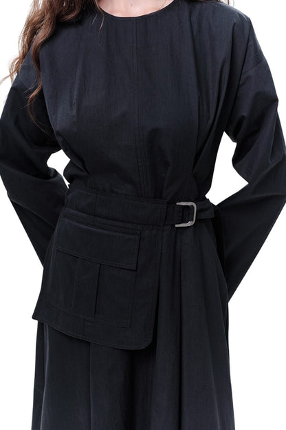 GRÜNES KLEID MIT TASCHEN UND GÜRTELDETAILS.