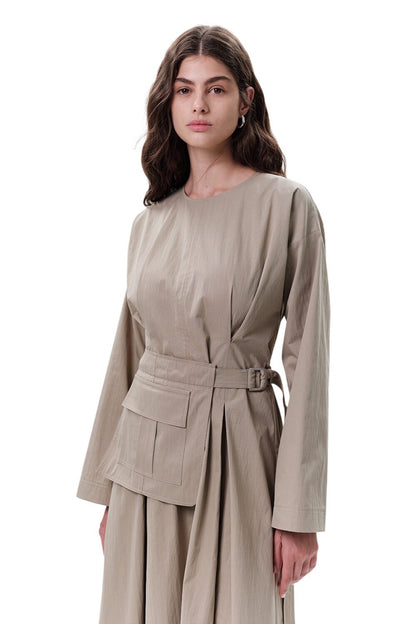 GRÜNES KLEID MIT TASCHEN UND GÜRTELDETAILS.
