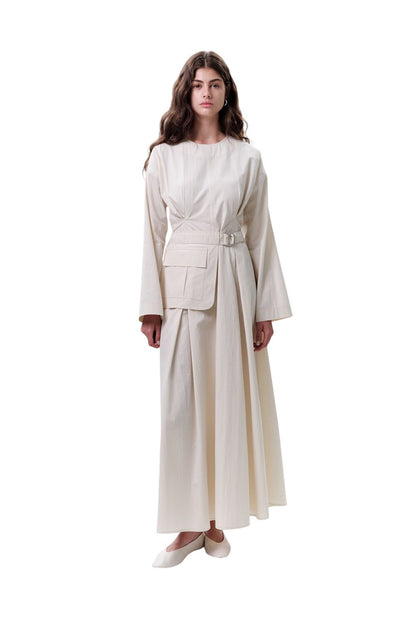 GRÜNES KLEID MIT TASCHEN UND GÜRTELDETAILS.