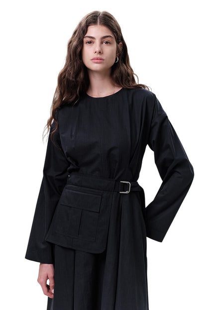 GRÜNES KLEID MIT TASCHEN UND GÜRTELDETAILS.
