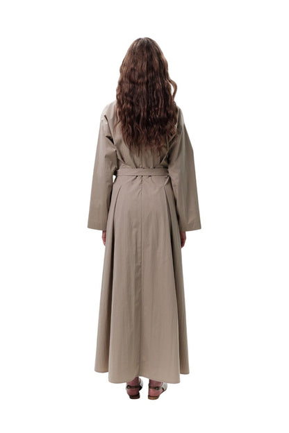 GRÜNES KLEID MIT TASCHEN UND GÜRTELDETAILS.