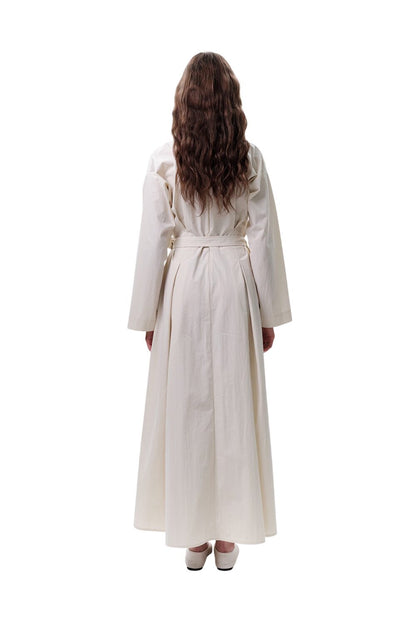 GRÜNES KLEID MIT TASCHEN UND GÜRTELDETAILS.