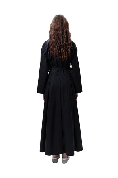 GRÜNES KLEID MIT TASCHEN UND GÜRTELDETAILS.