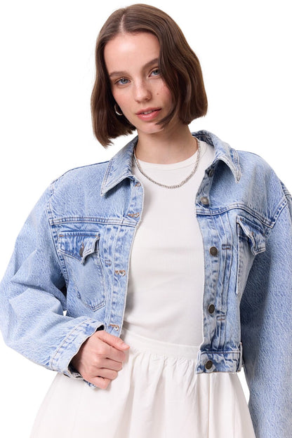 KURZE JEANSJACKE MIT TASCHEN, HELLBLAU.