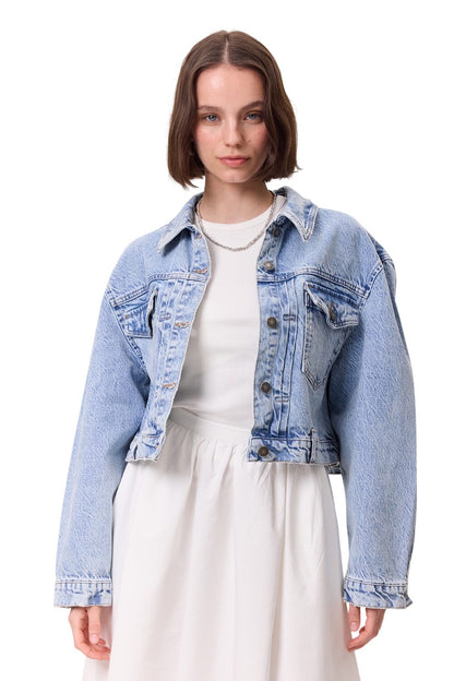 KURZE JEANSJACKE MIT TASCHEN, HELLBLAU.