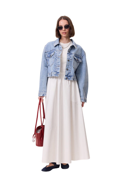 KURZE JEANSJACKE MIT TASCHEN, HELLBLAU.
