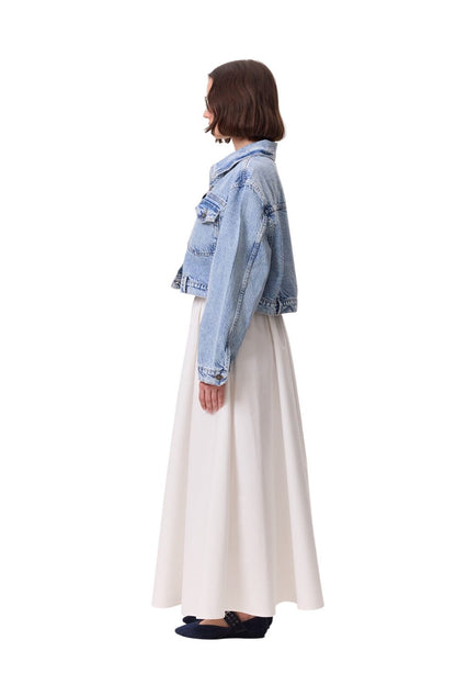 KURZE JEANSJACKE MIT TASCHEN, HELLBLAU.