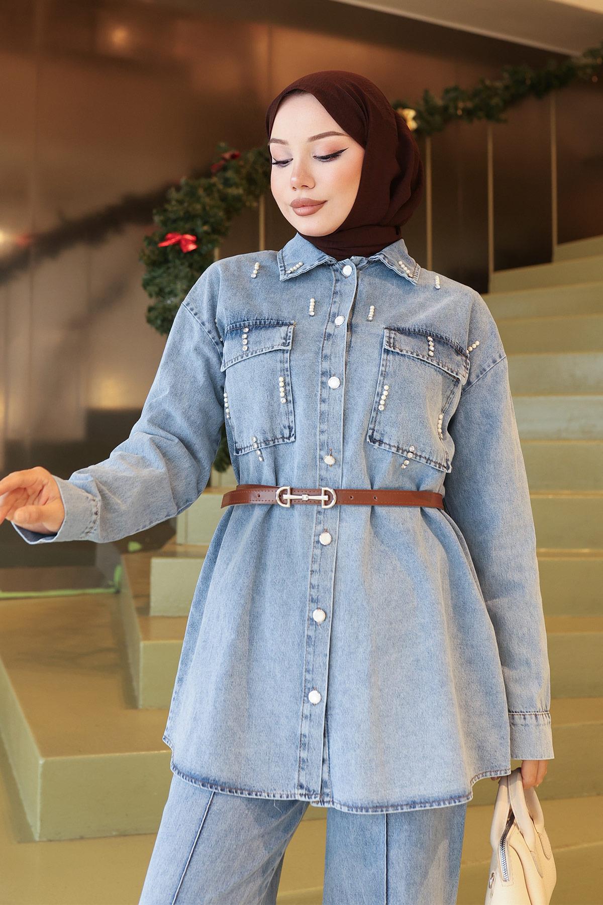 Jeansanzug mit Taschen und Steppdetails