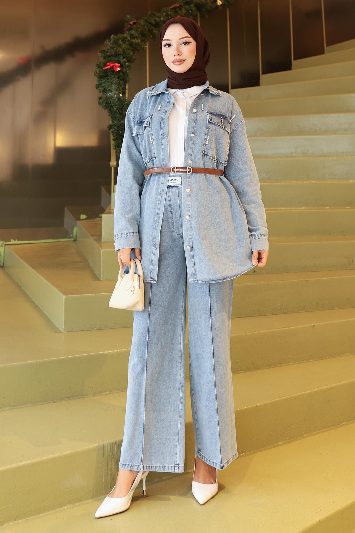 Jeansanzug mit Taschen und Steppdetails
