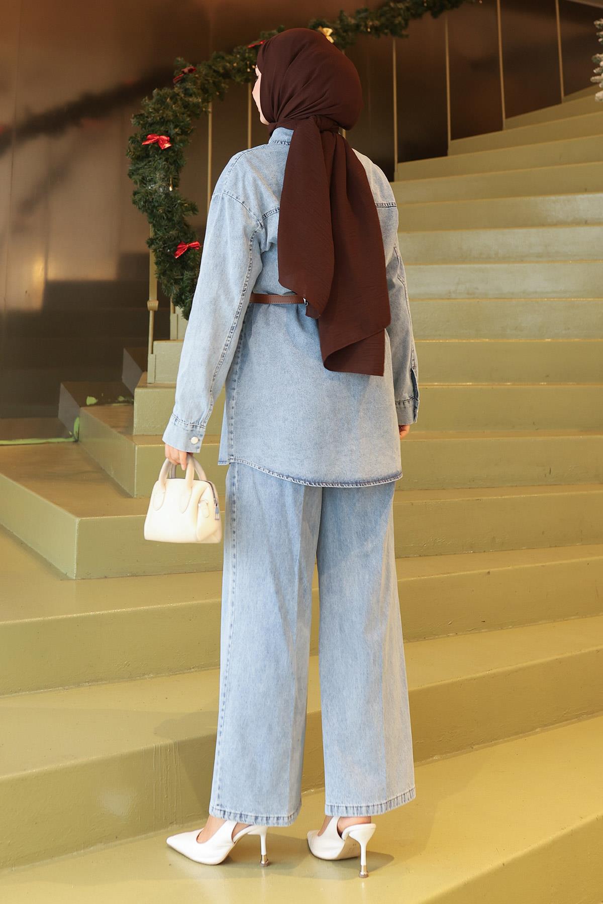 Jeansanzug mit Taschen und Steppdetails