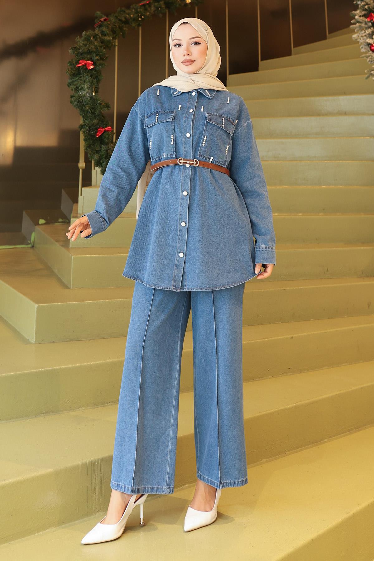 Jeansanzug mit Taschen und Steppdetails