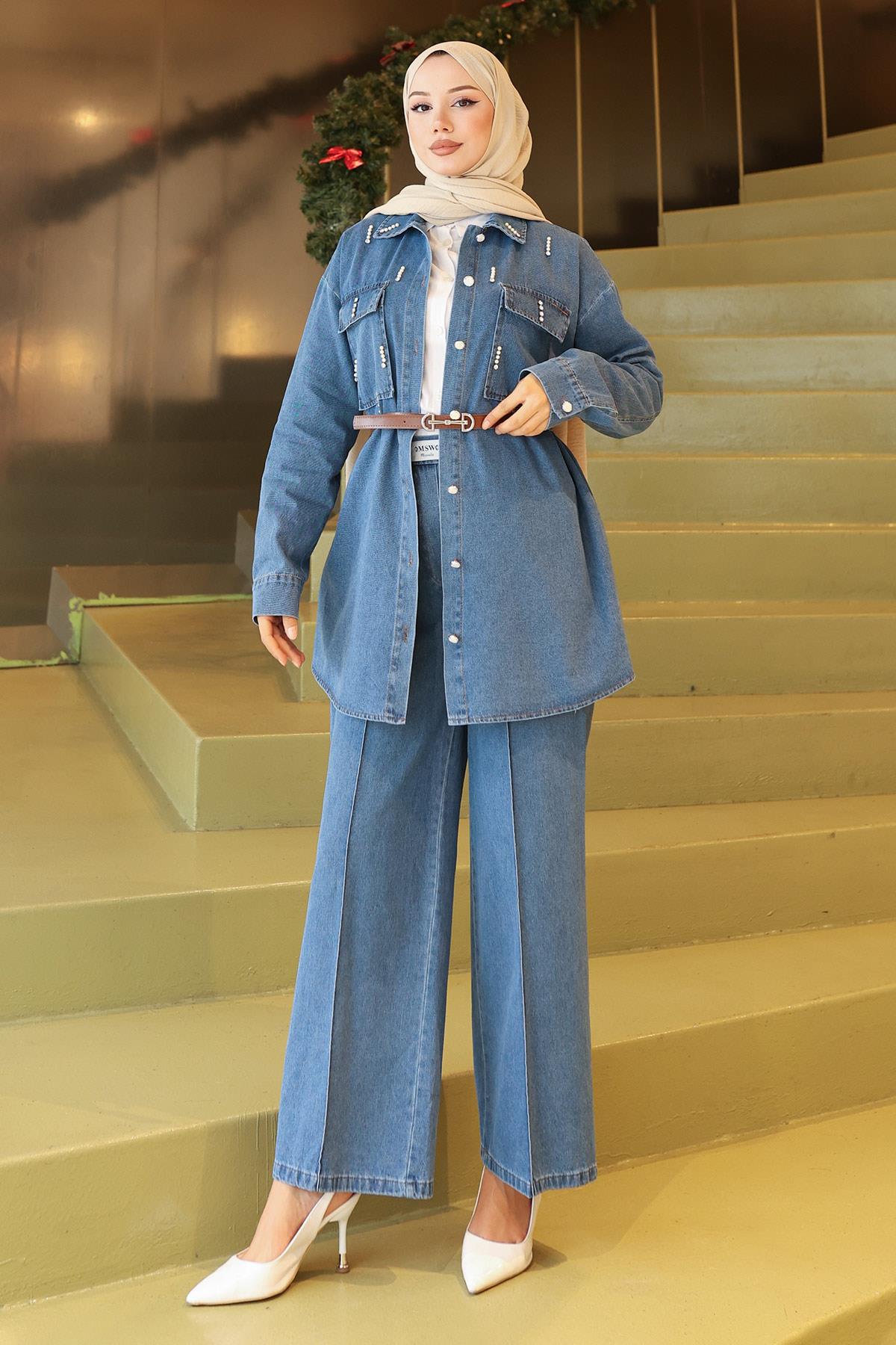 Jeansanzug mit Taschen und Steppdetails