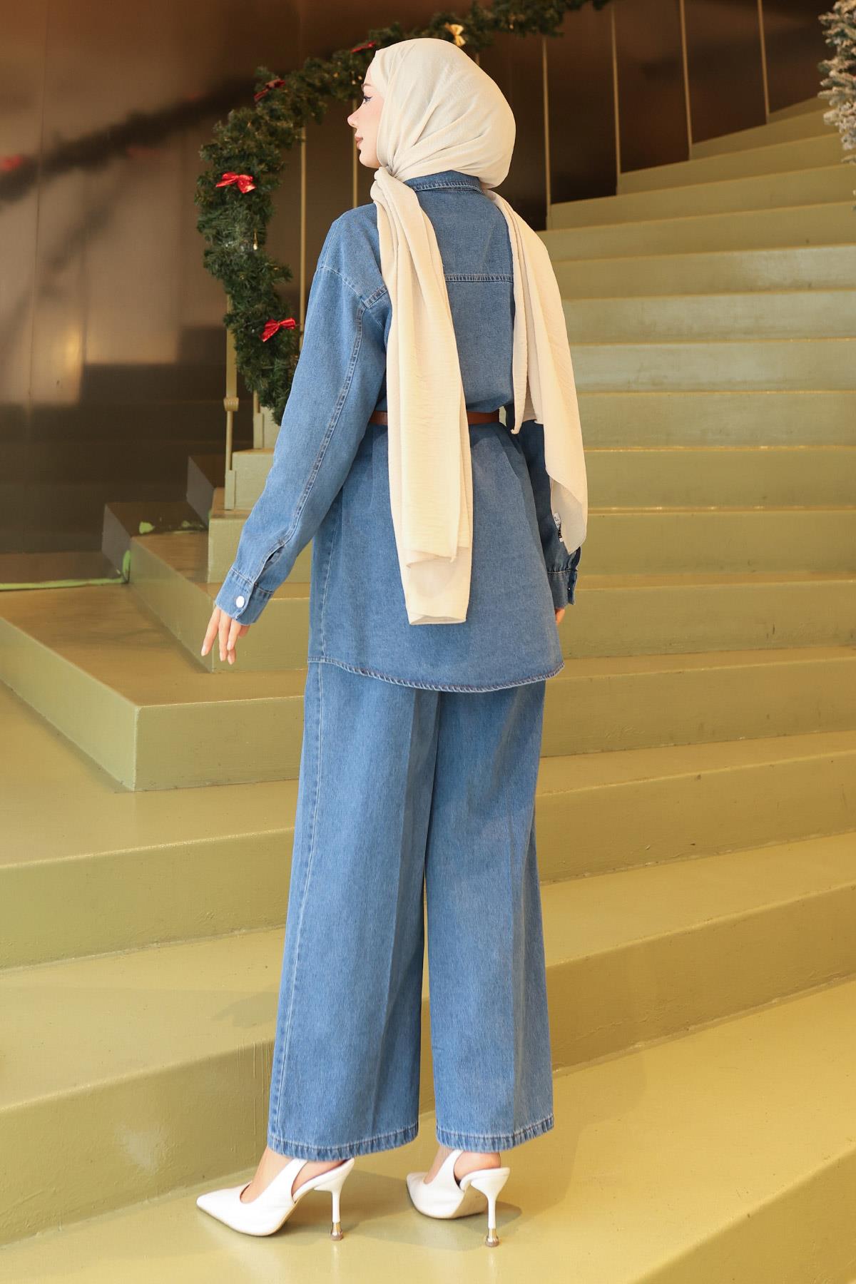 Jeansanzug mit Taschen und Steppdetails