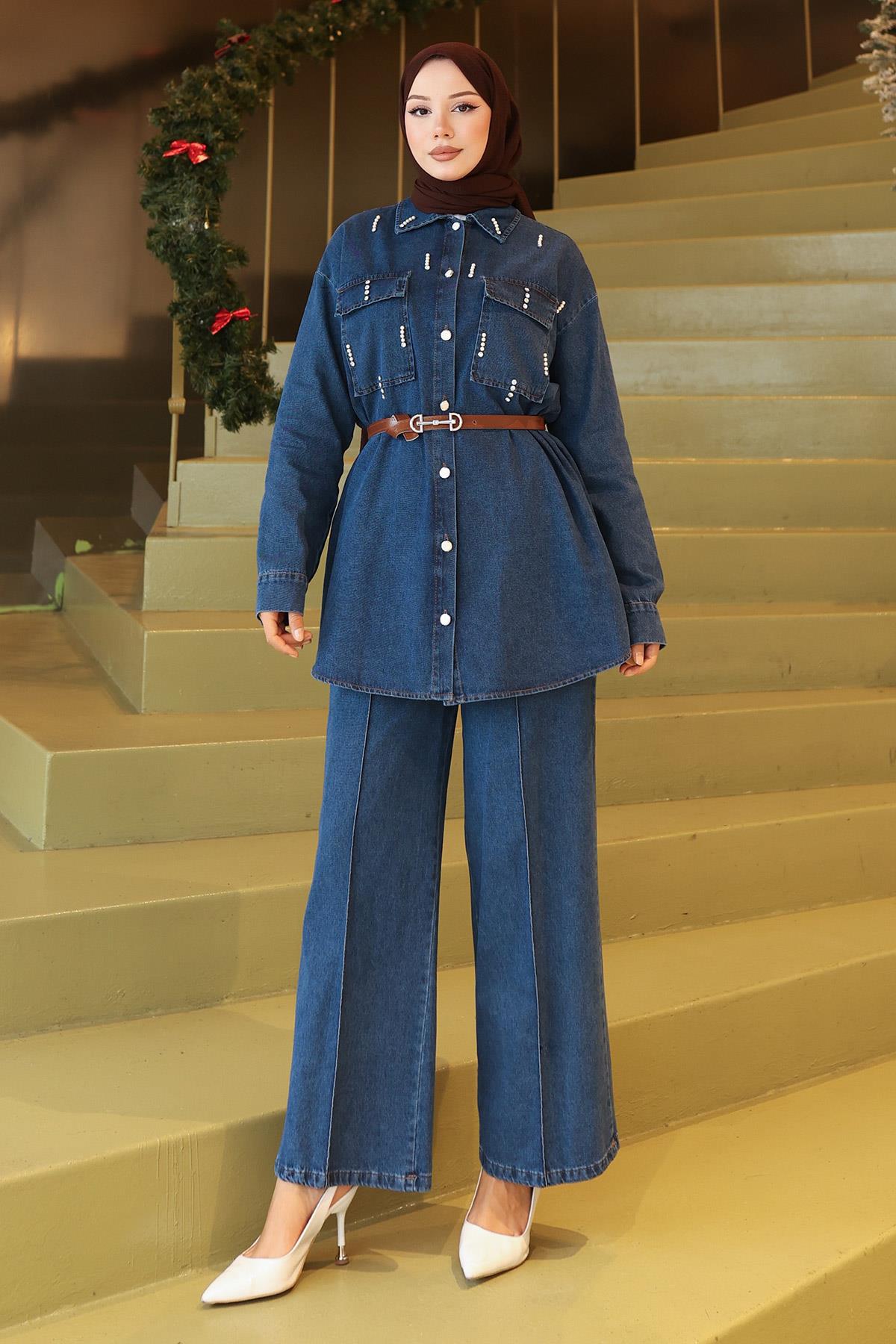 Jeansanzug mit Taschen und Steppdetails
