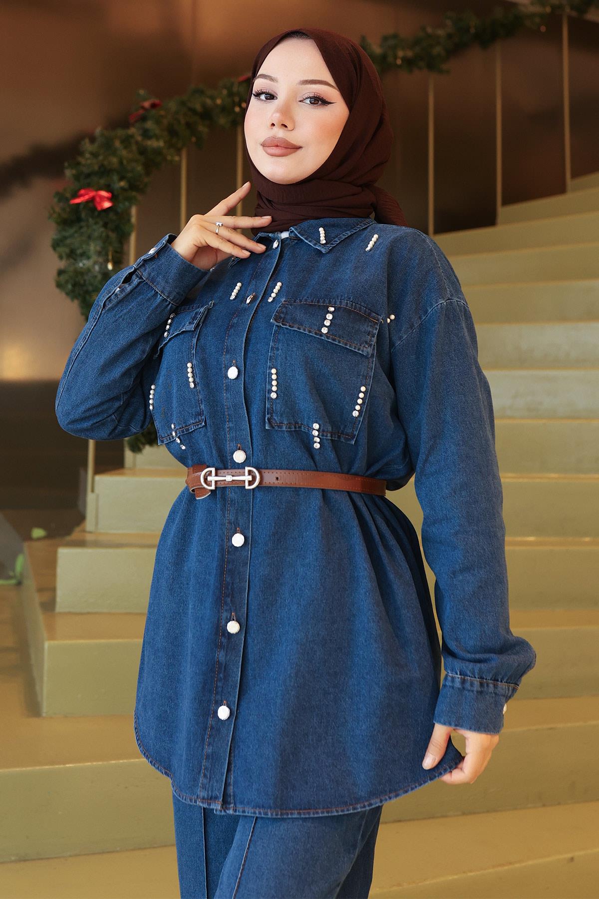 Jeansanzug mit Taschen und Steppdetails
