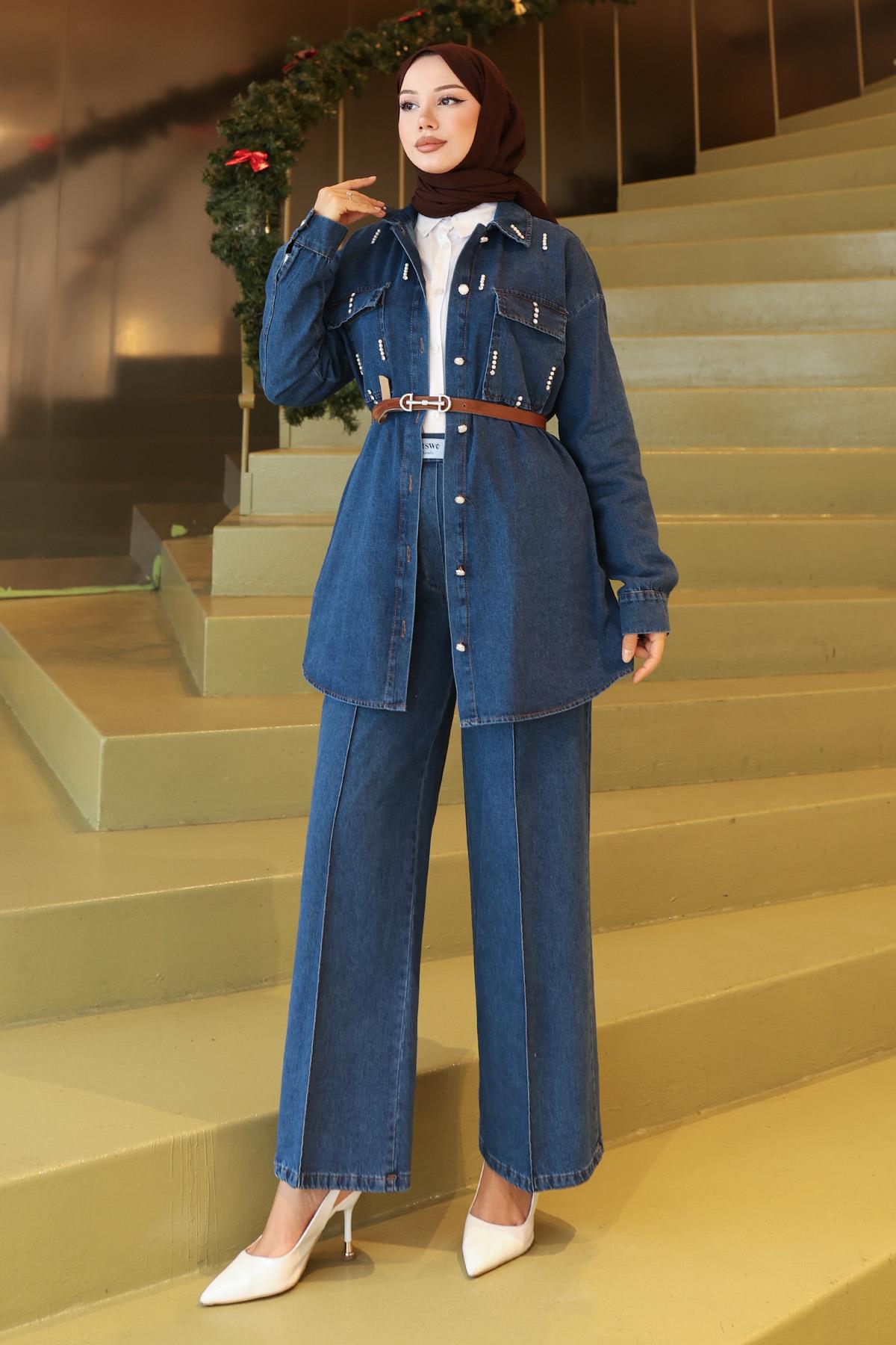 Jeansanzug mit Taschen und Steppdetails