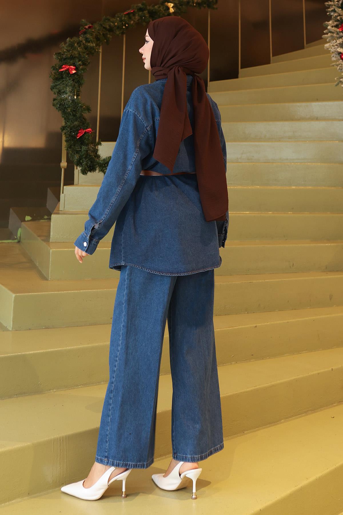 Jeansanzug mit Taschen und Steppdetails