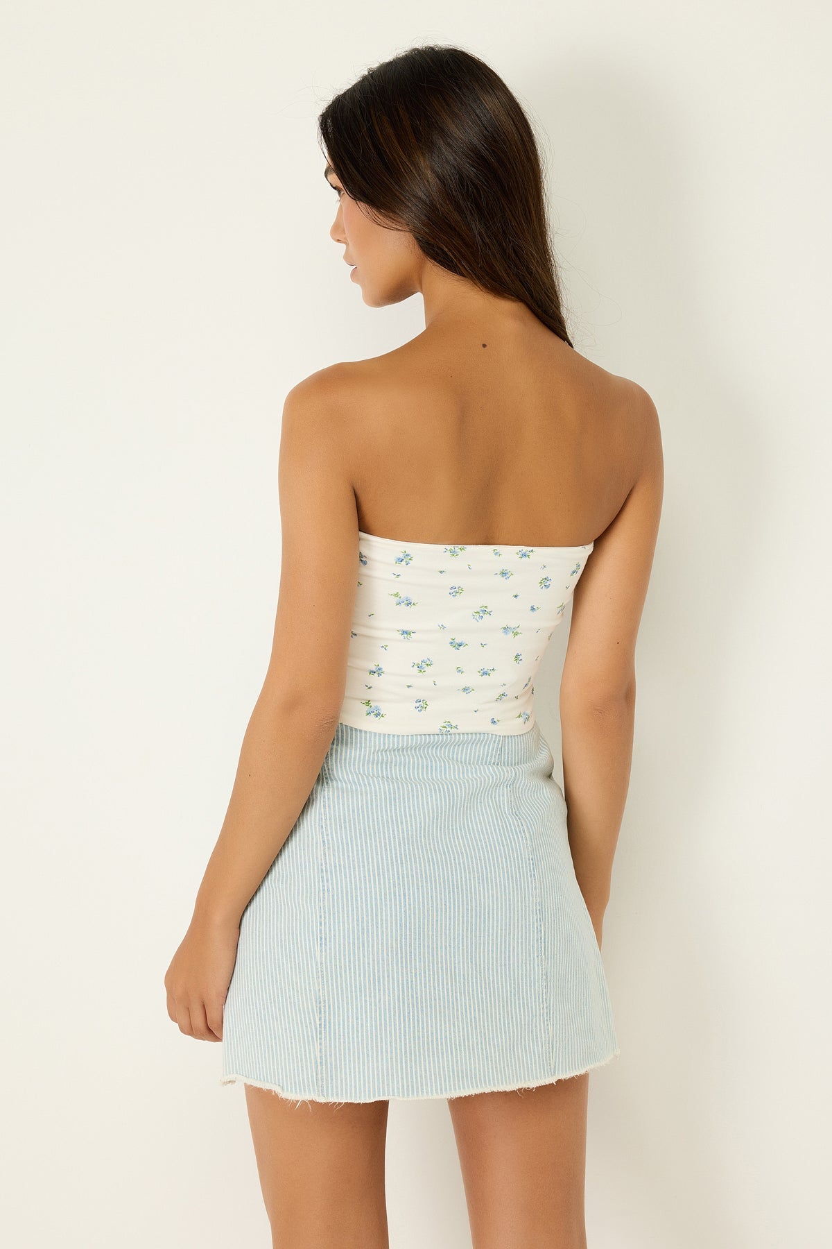 Trägerloses Crop-Top mit Blumenmuster