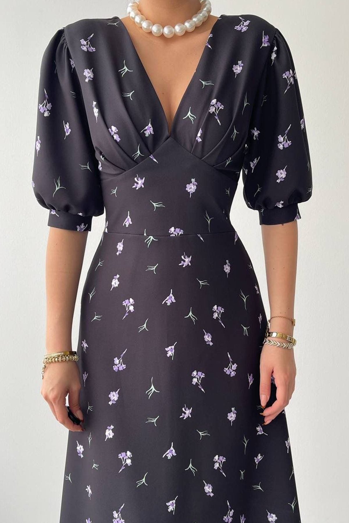Midikleid mit Blumenmuster und V-Ausschnitt