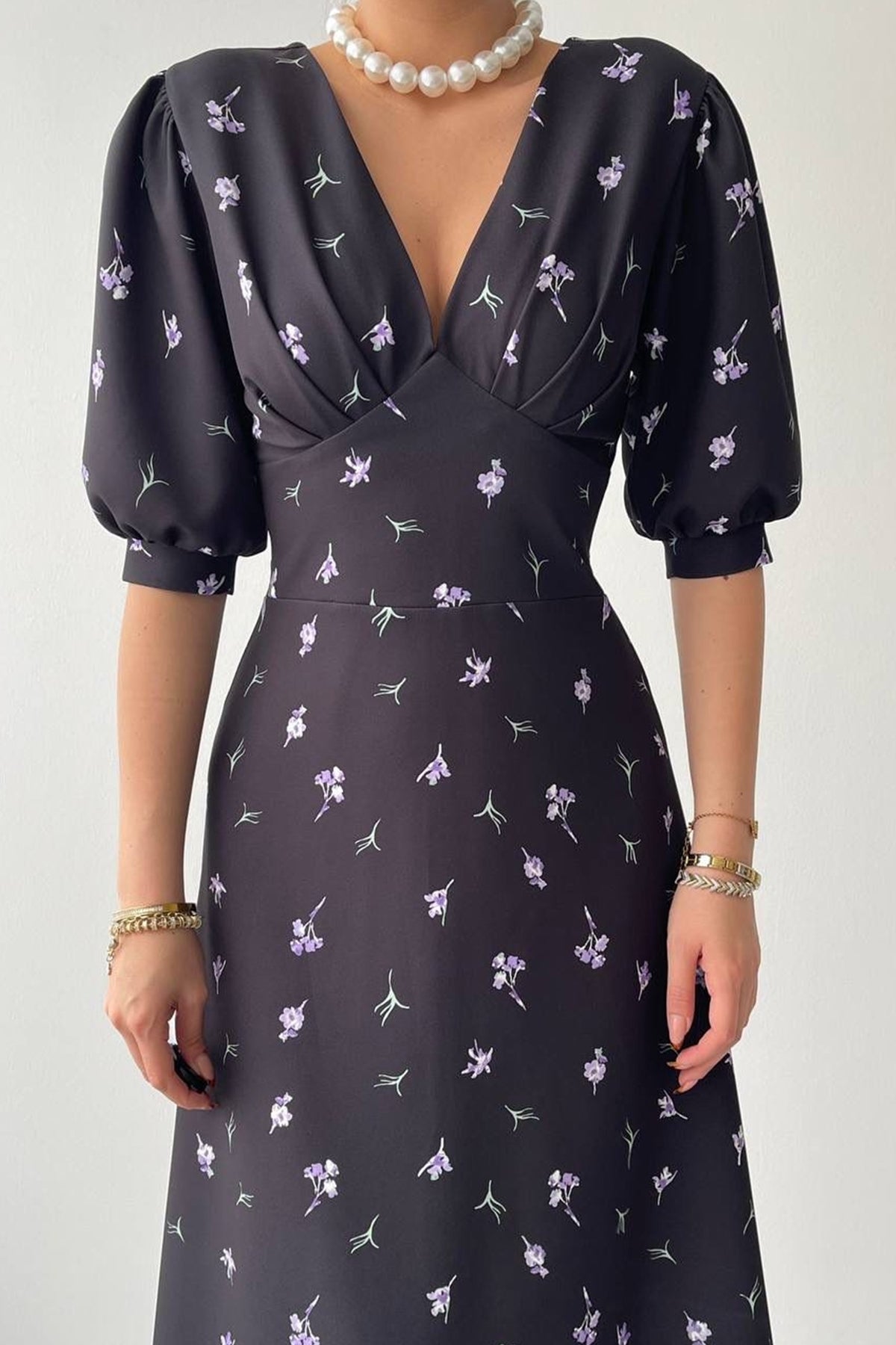 Midikleid mit Blumenmuster und V-Ausschnitt