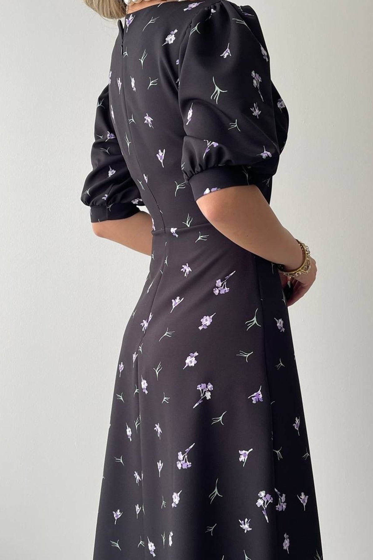 Midikleid mit Blumenmuster und V-Ausschnitt