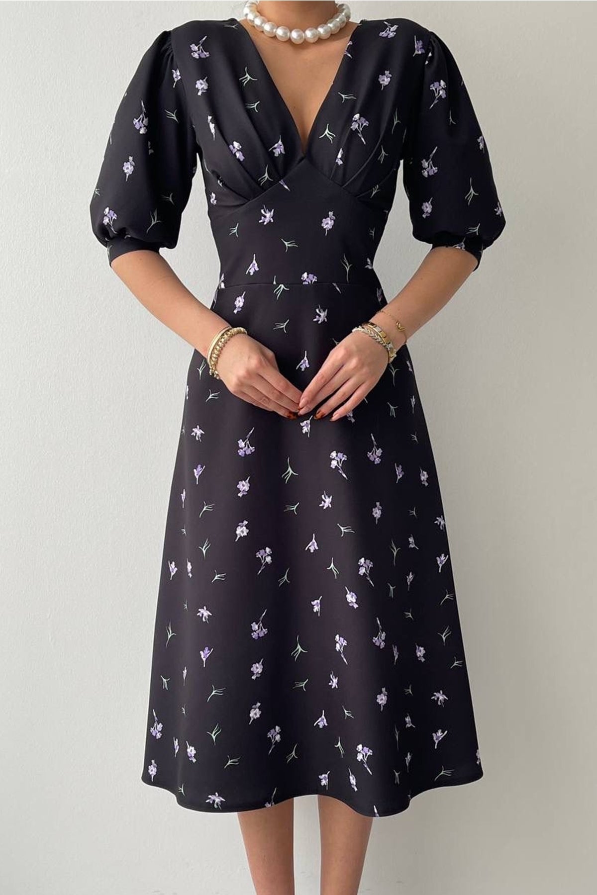 Midikleid mit Blumenmuster und V-Ausschnitt