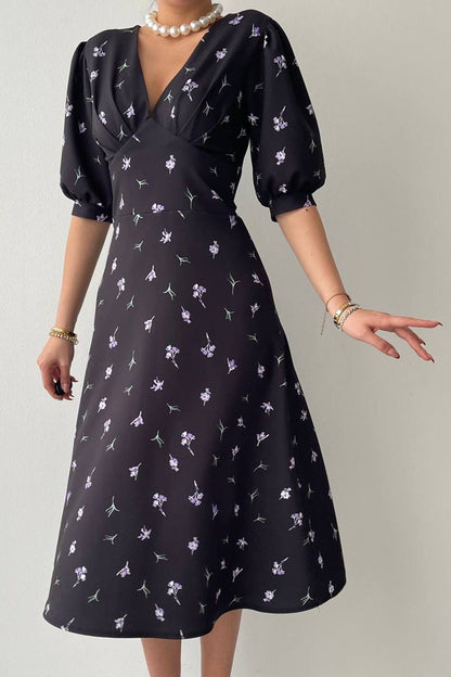 Midikleid mit Blumenmuster und V-Ausschnitt