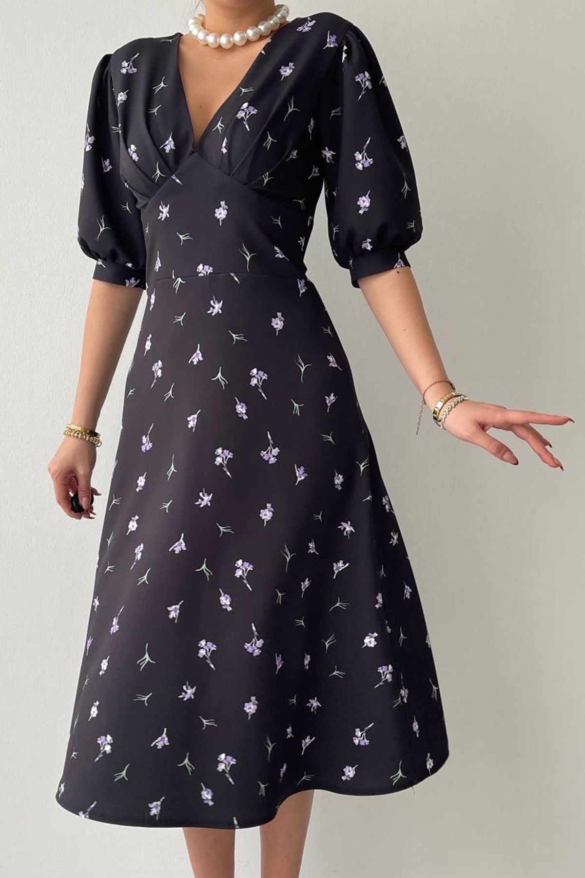 Midikleid mit Blumenmuster und V-Ausschnitt