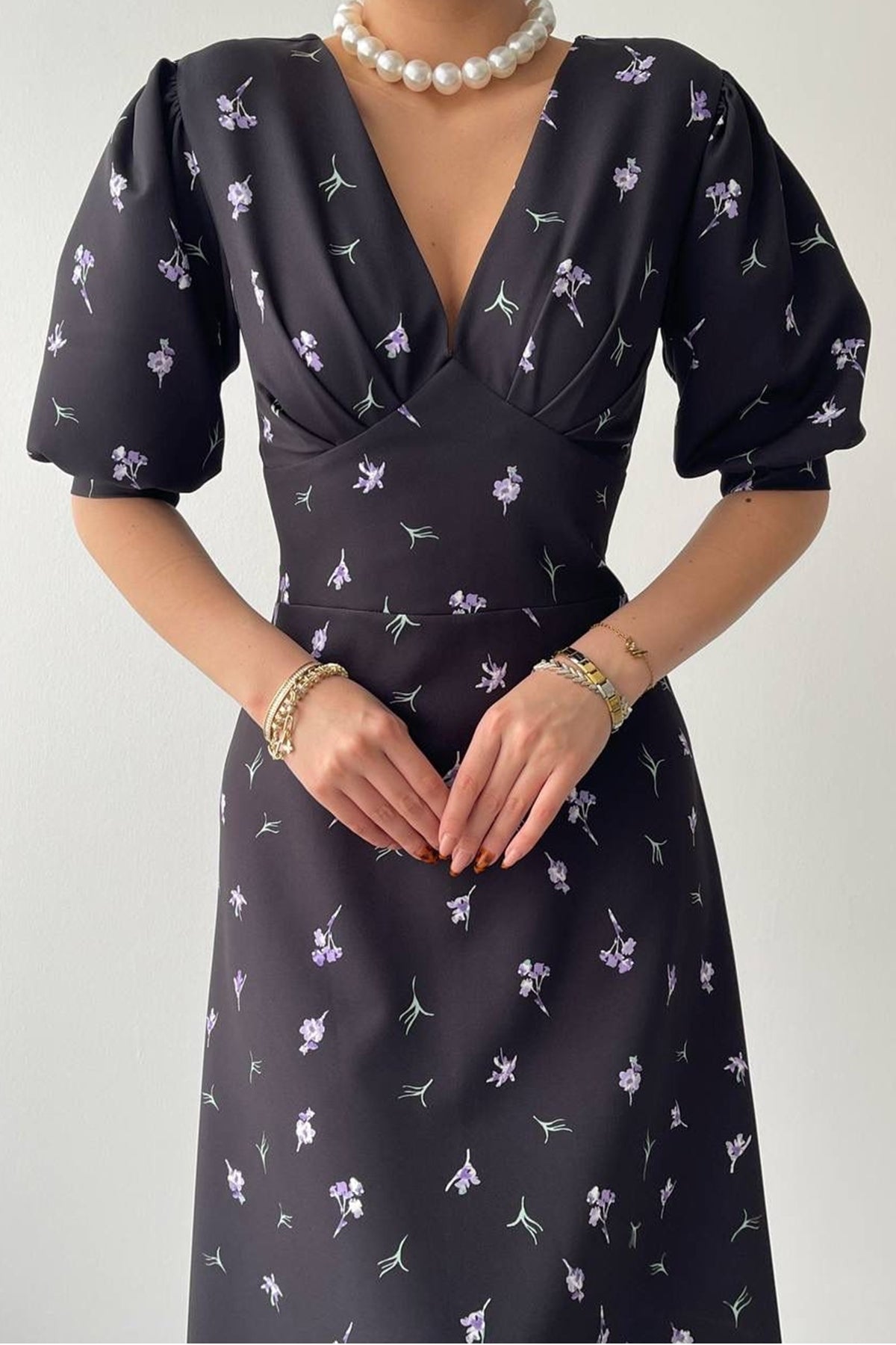 Midikleid mit Blumenmuster und V-Ausschnitt
