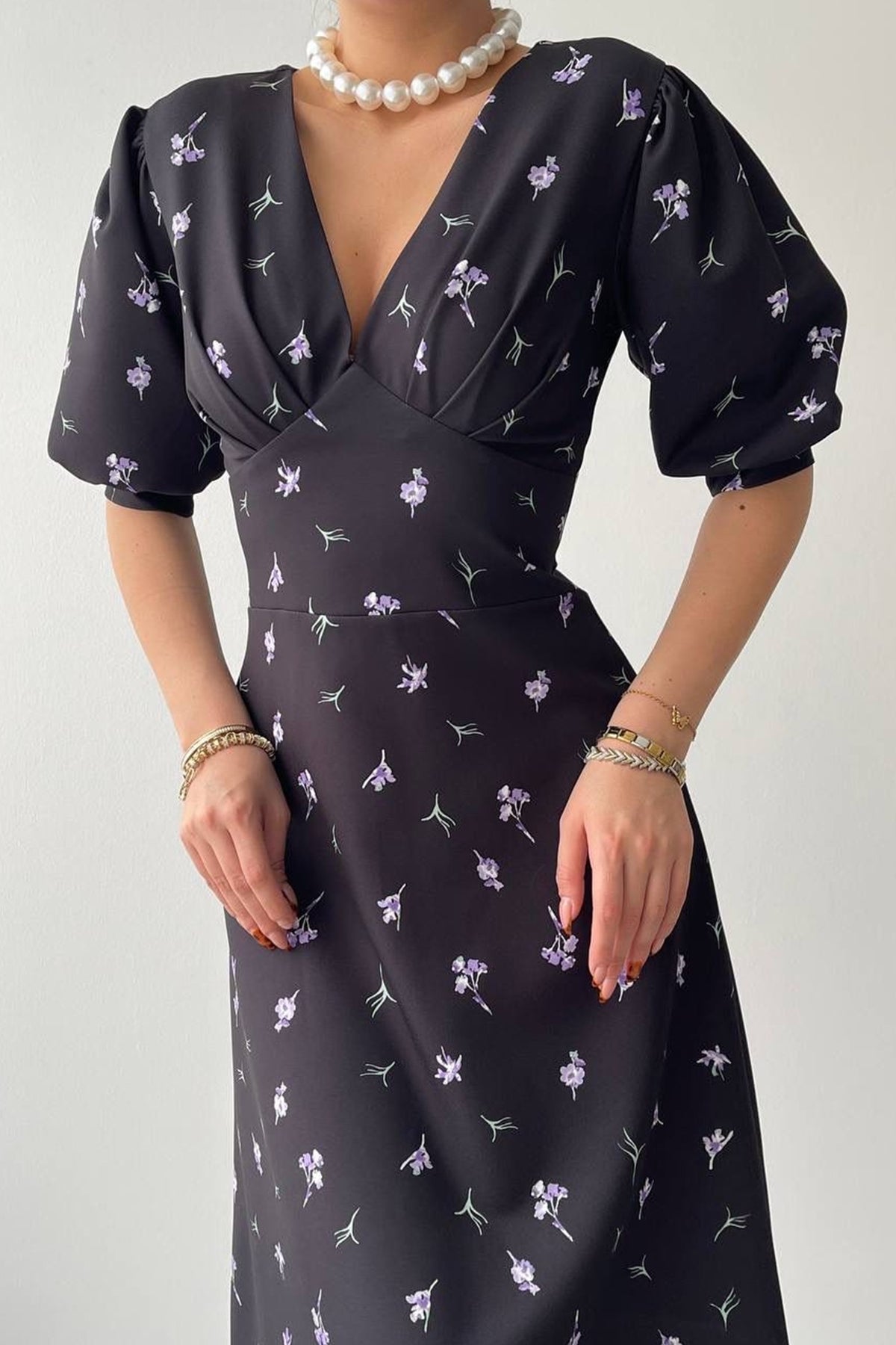 Midikleid mit Blumenmuster und V-Ausschnitt