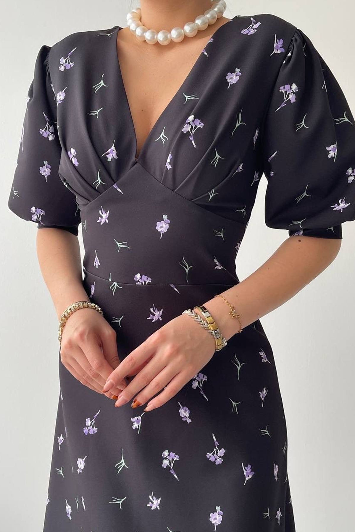 Midikleid mit Blumenmuster und V-Ausschnitt
