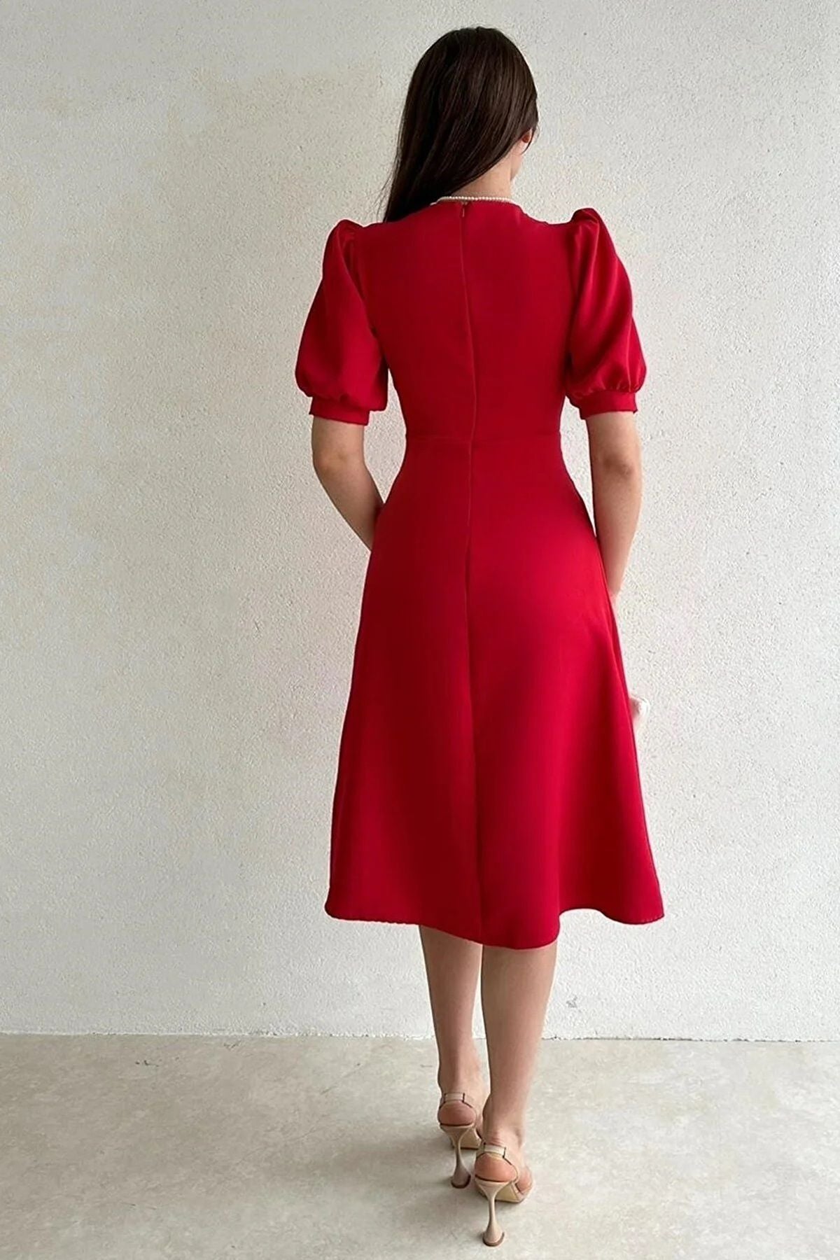 Midikleid mit Blumenmuster und V-Ausschnitt