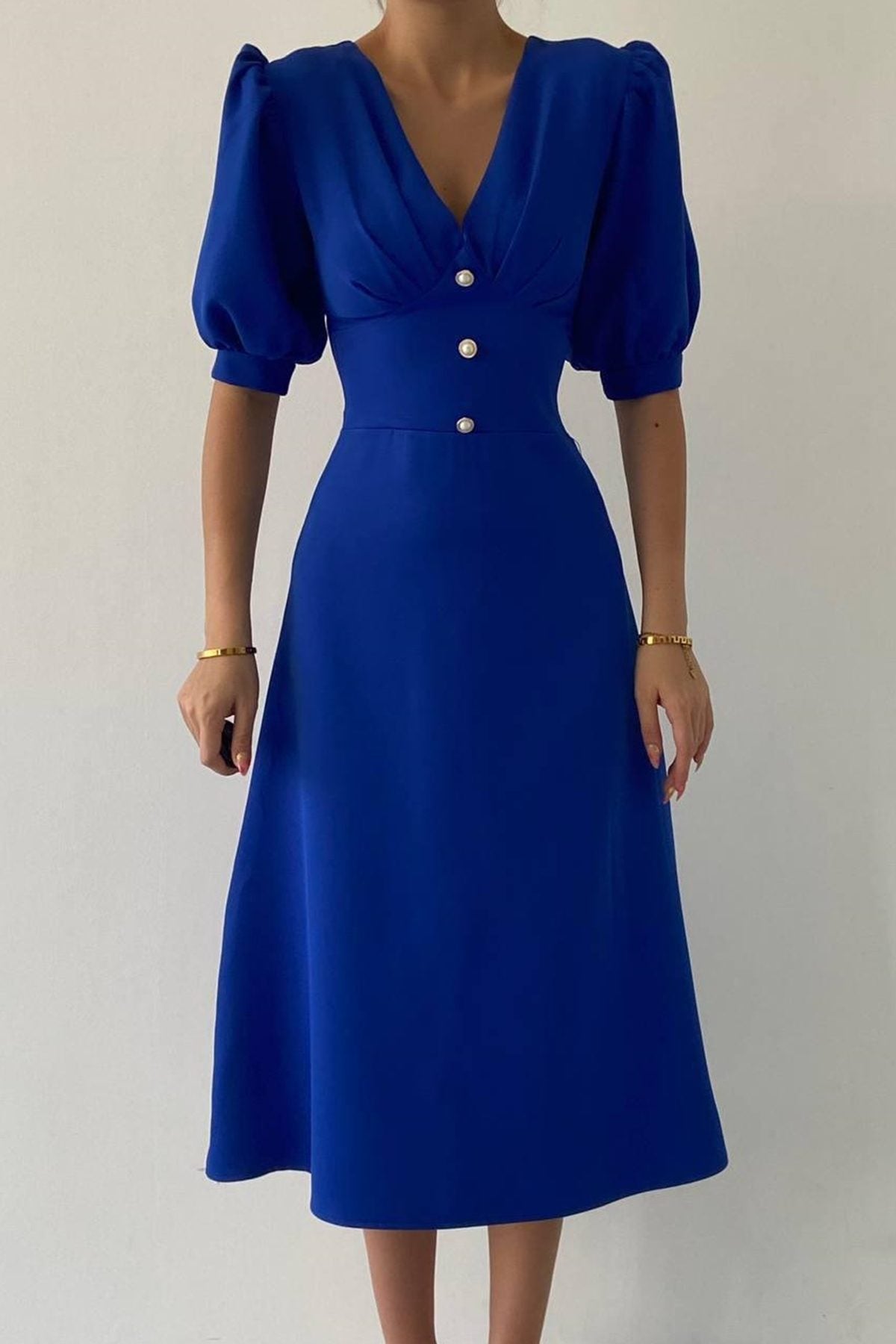 Midikleid mit Blumenmuster und V-Ausschnitt