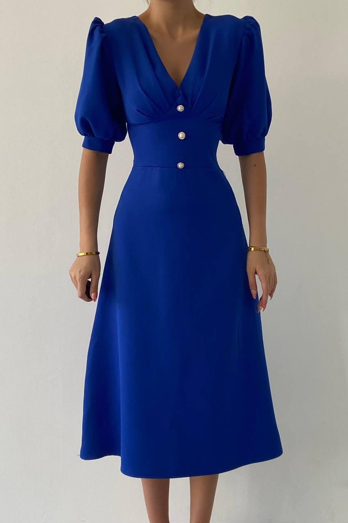 Midikleid mit Blumenmuster und V-Ausschnitt