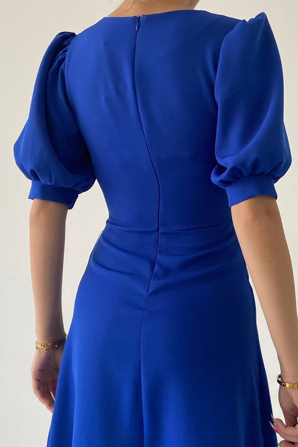 Midikleid mit Blumenmuster und V-Ausschnitt