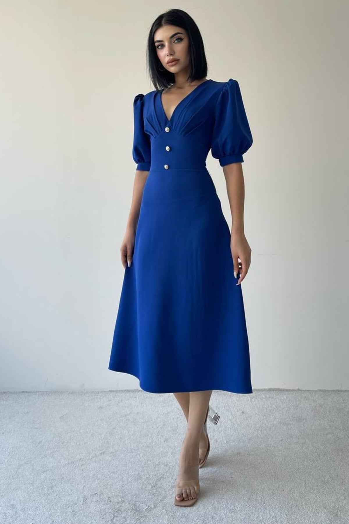 Midikleid mit Blumenmuster und V-Ausschnitt
