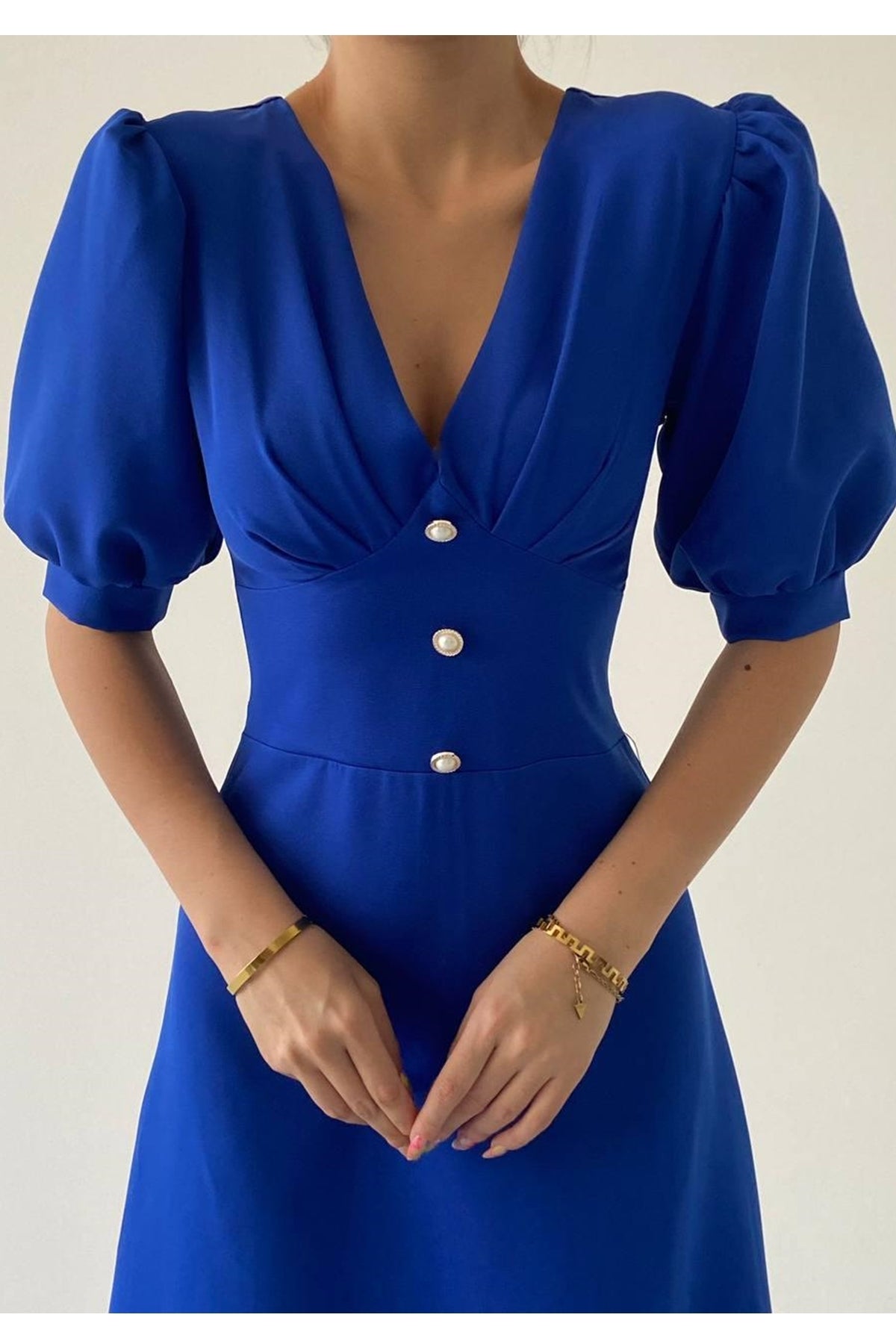 Midikleid mit Blumenmuster und V-Ausschnitt