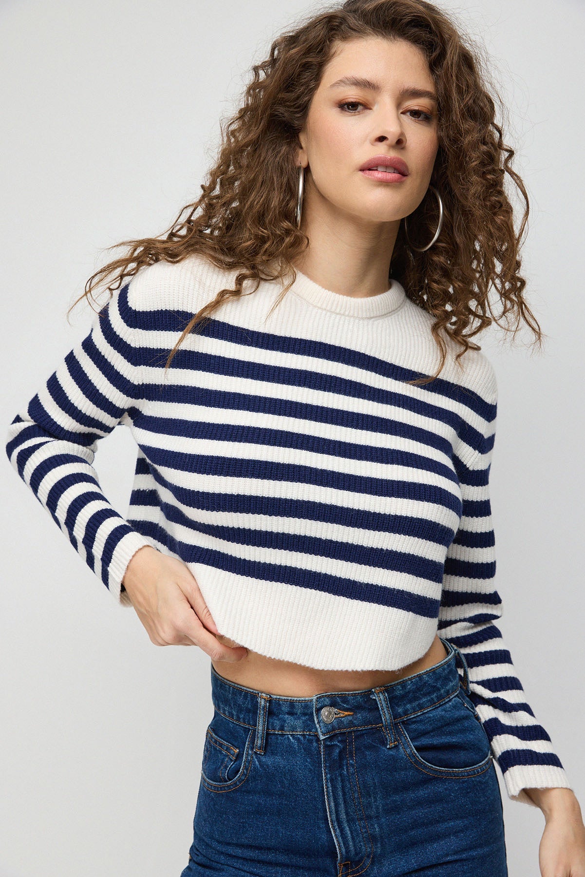Gestreifter Strickpullover mit Rundhalsausschnitt
