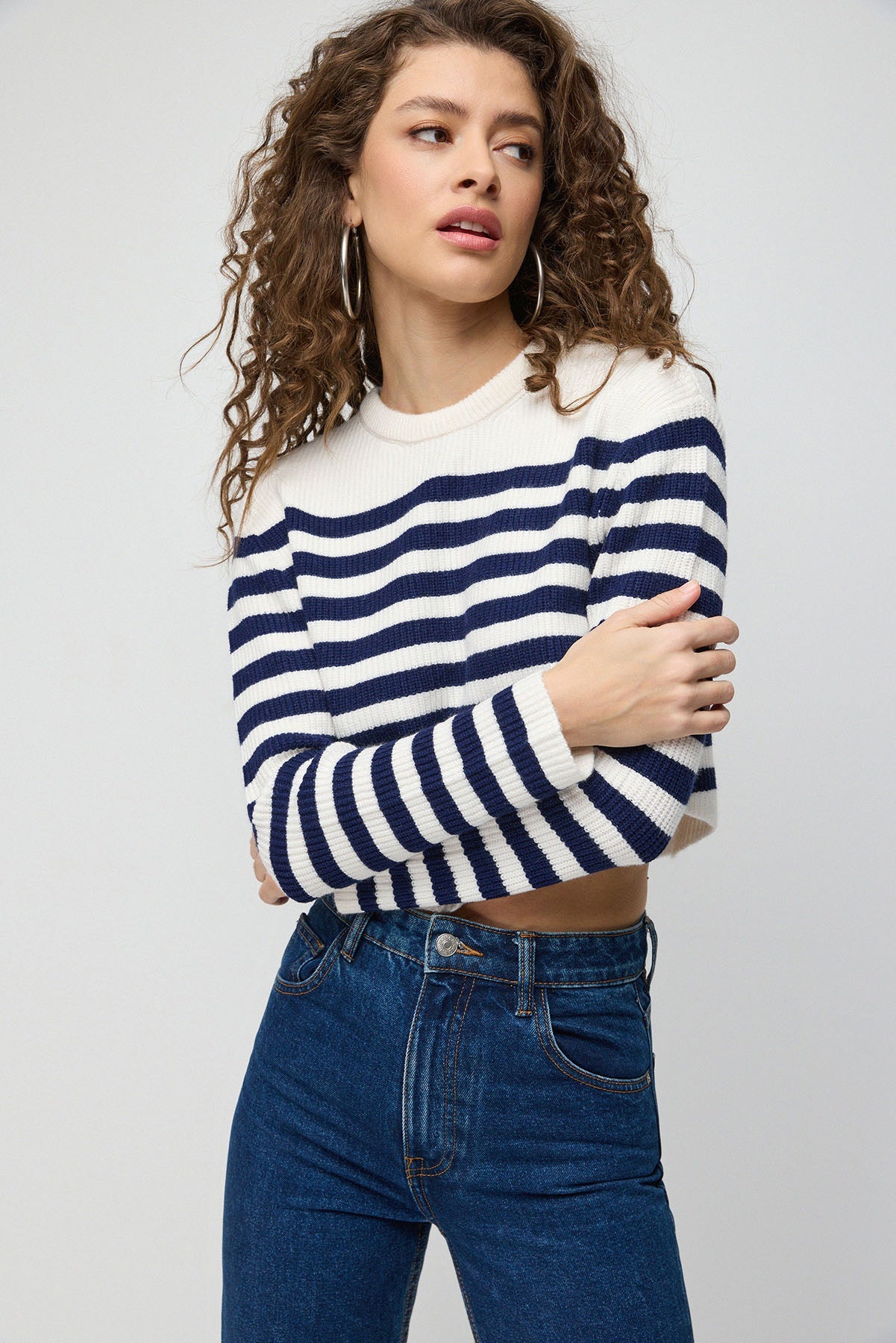 Gestreifter Strickpullover mit Rundhalsausschnitt