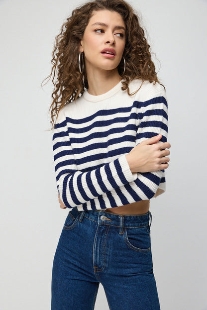 Gestreifter Strickpullover mit Rundhalsausschnitt