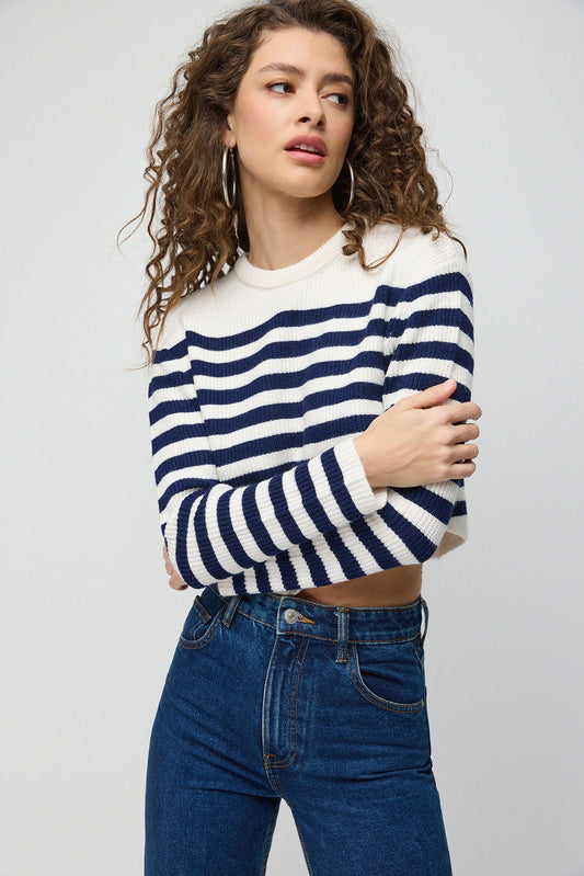 Gestreifter Strickpullover mit Rundhalsausschnitt