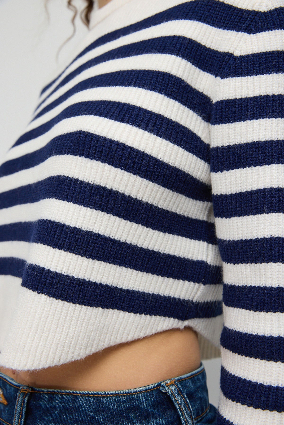 Gestreifter Strickpullover mit Rundhalsausschnitt