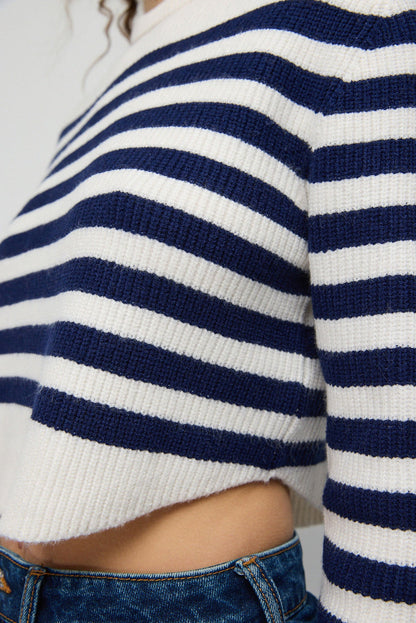 Gestreifter Strickpullover mit Rundhalsausschnitt