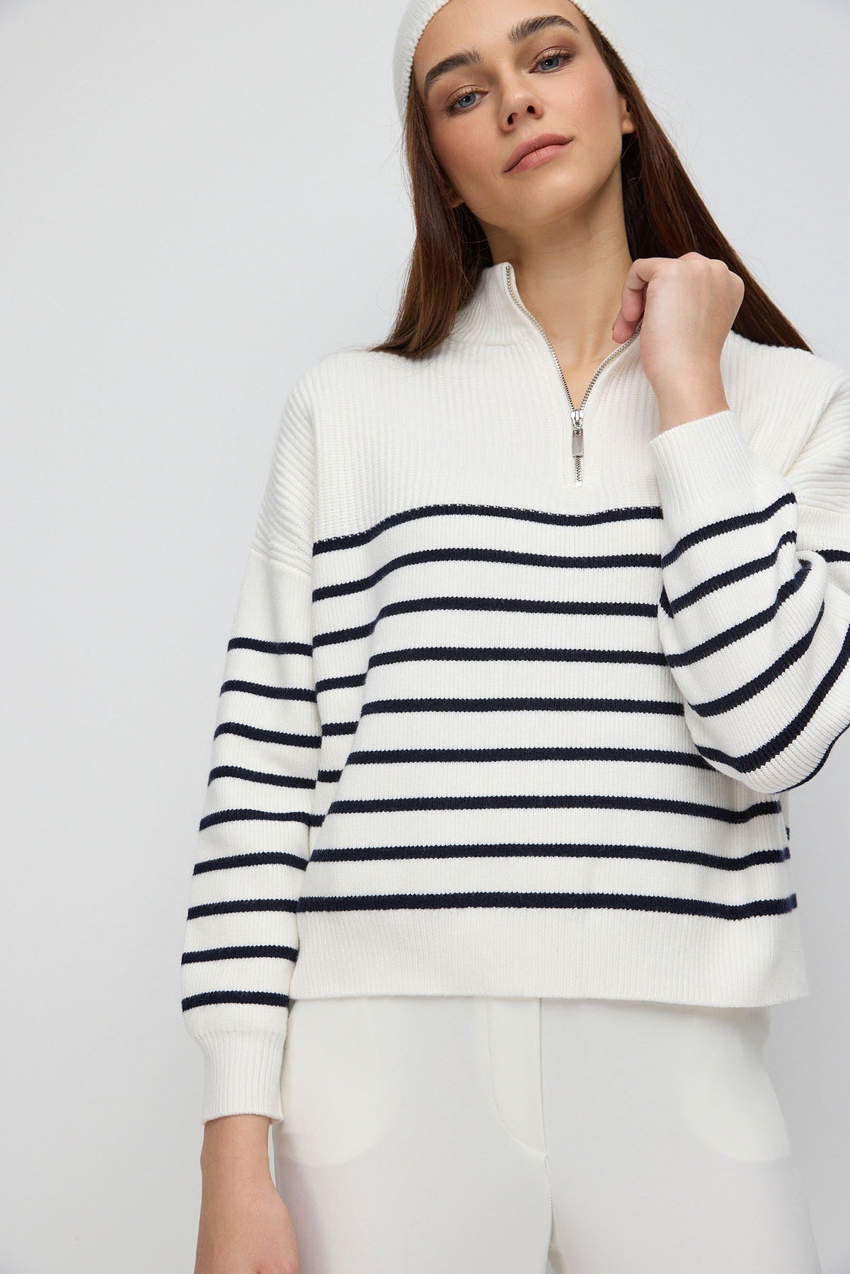 Gestreifter Strickpullover mit Reißverschlussdetail