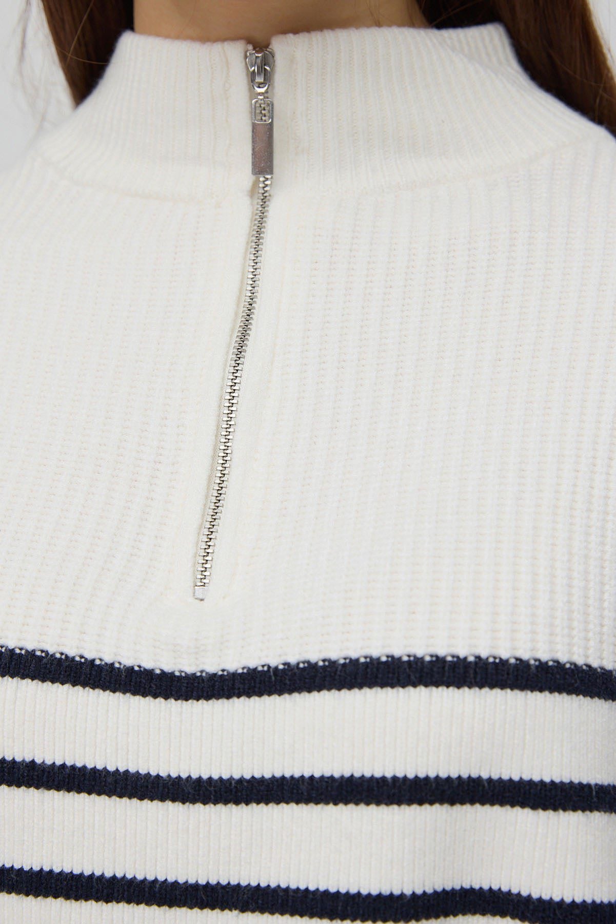 Gestreifter Strickpullover mit Reißverschlussdetail