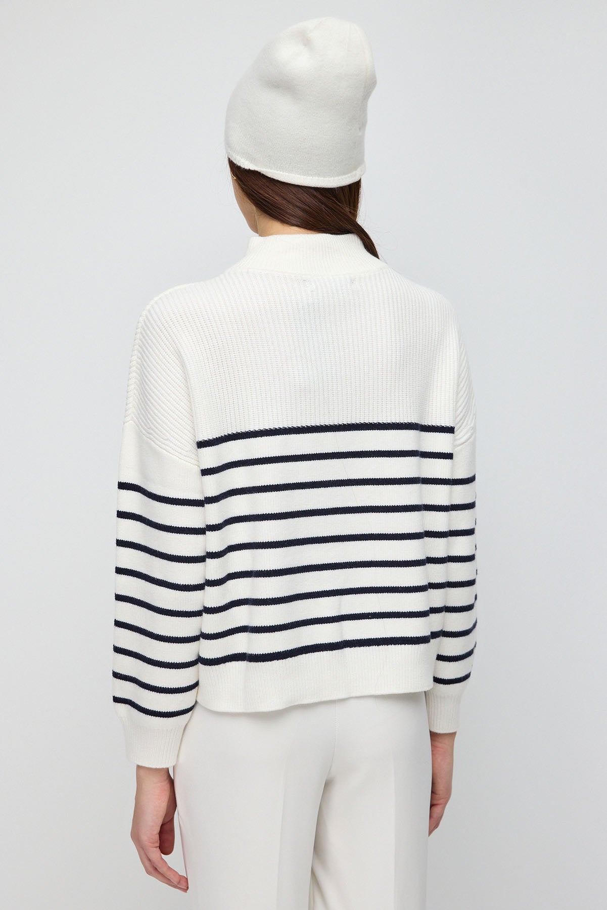 Gestreifter Strickpullover mit Reißverschlussdetail