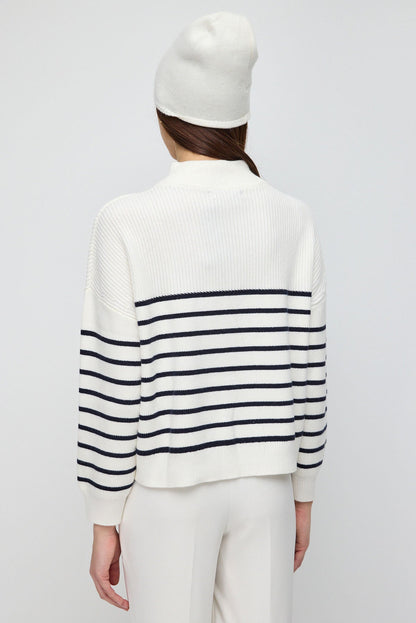 Gestreifter Strickpullover mit Reißverschlussdetail